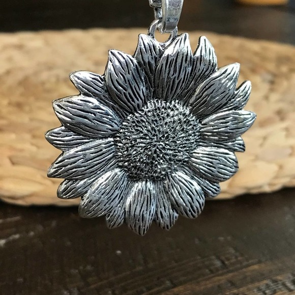 Artisan Silvertone SUNFLOWER Pendant Necklace 639 - Picture 6 of 7